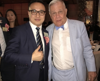 与商品大王罗杰斯合照 与商品大王罗杰斯合照