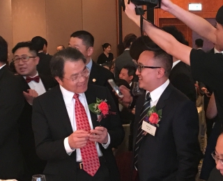 与红筹之父梁伯韬合照 与红筹之父梁伯韬合照